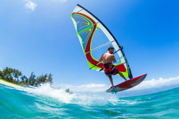Os Melhores Destinos para Praticar Windsurf no Brasil